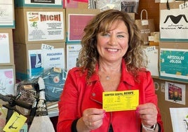 Esther Jiménez Ballesteros, con el boleto premiado.