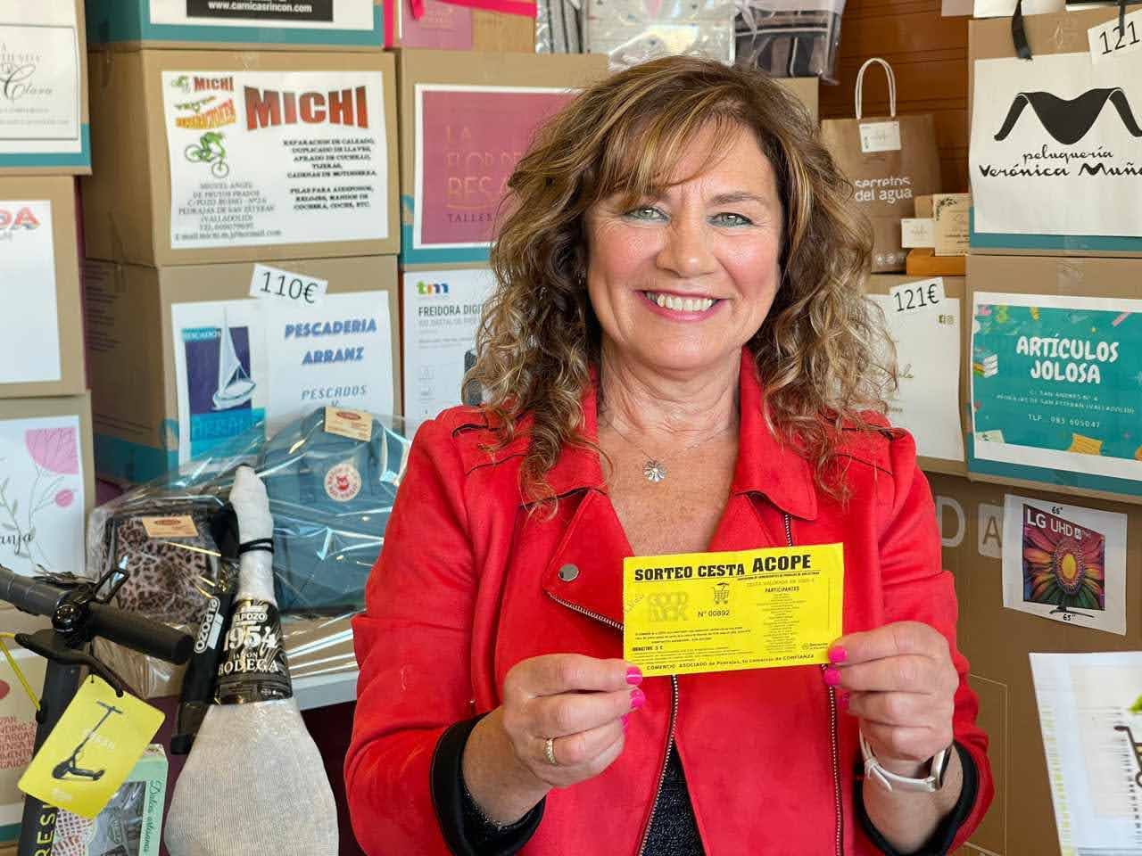 Esther Jiménez Ballesteros, con el boleto premiado.