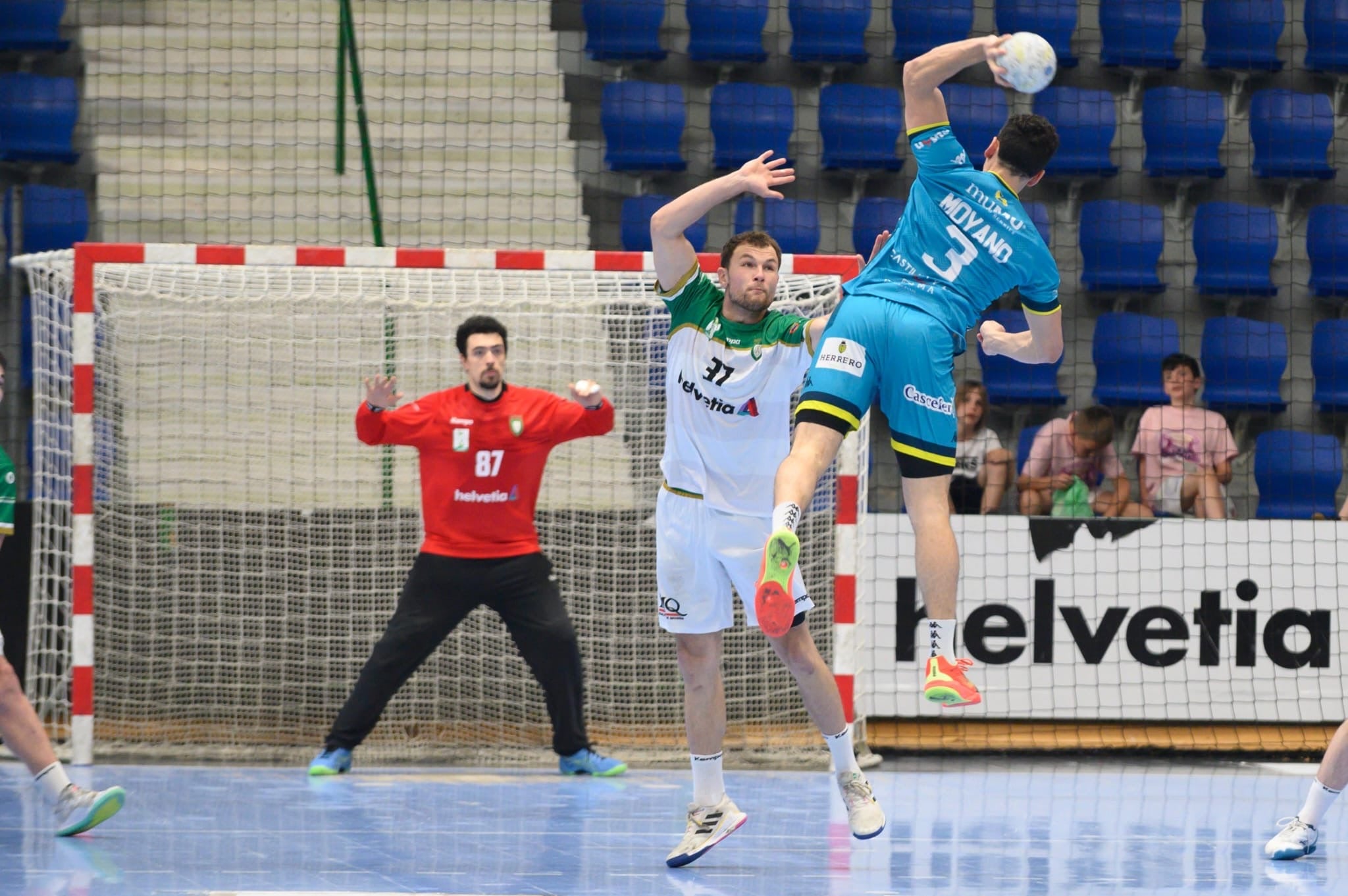 Moyano ejecuta uno de sus últimos lanzamientos con el Balonmano Nava.