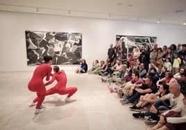 Bailarinas de Taiat Dansa en la sala 3 del Museo Patio Herreriano.