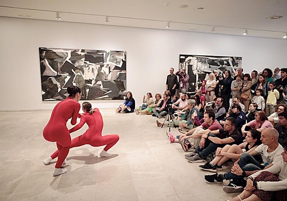 Bailarinas de Taiat Dansa en la sala 3 del Museo Patio Herreriano.