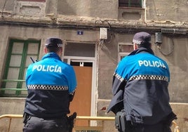 Dos agentes hacen la guardia en Olmedo 4 durante la mañana del domingo.