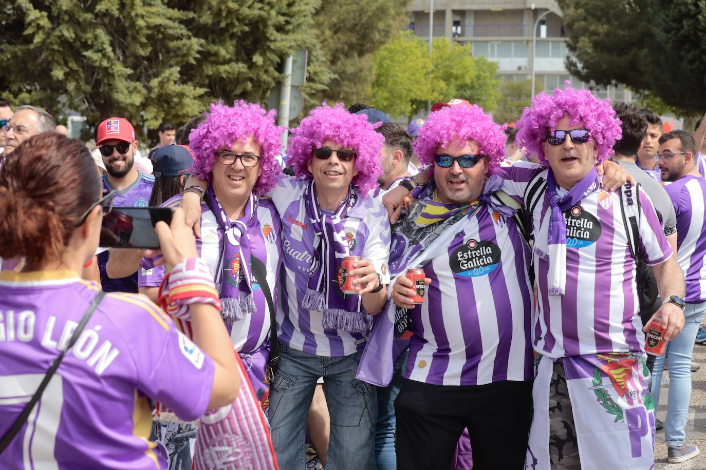 El ambiente en la &#039;fanzone&#039; blanquivioleta previo al partido, en imágenes