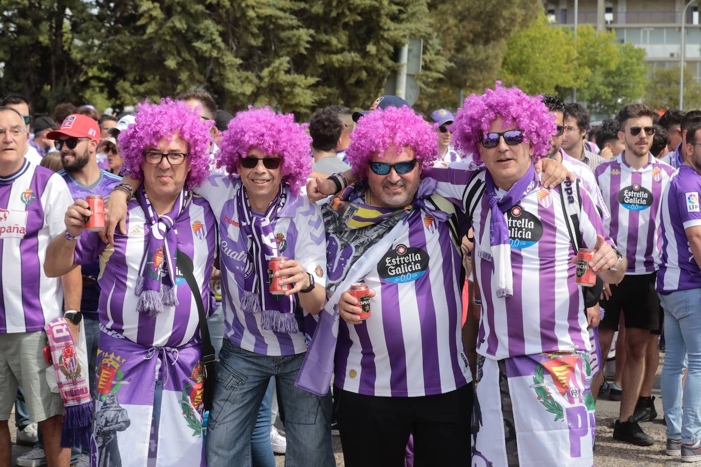 El ambiente en la &#039;fanzone&#039; blanquivioleta previo al partido, en imágenes