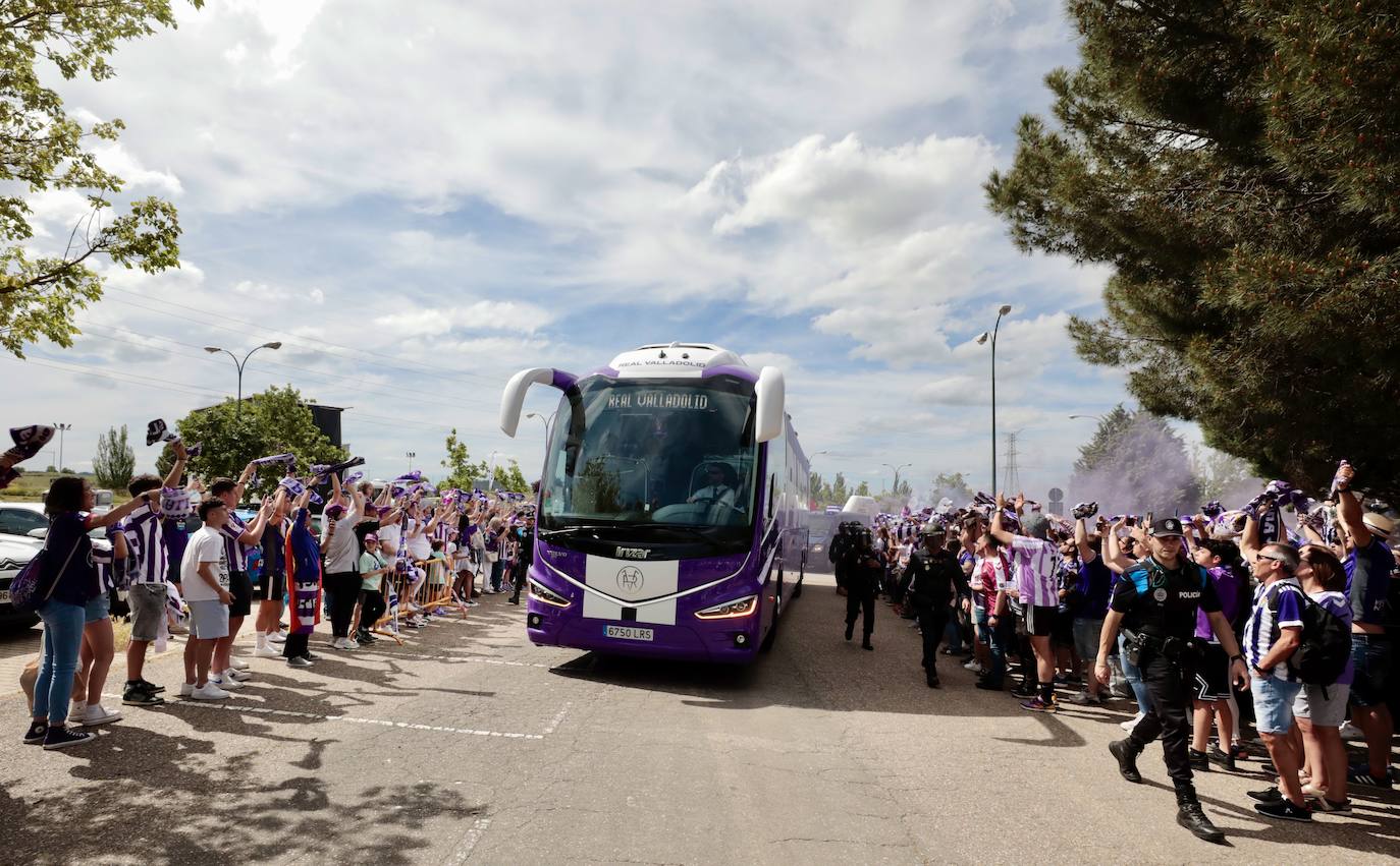 El ambiente en la &#039;fanzone&#039; blanquivioleta previo al partido, en imágenes