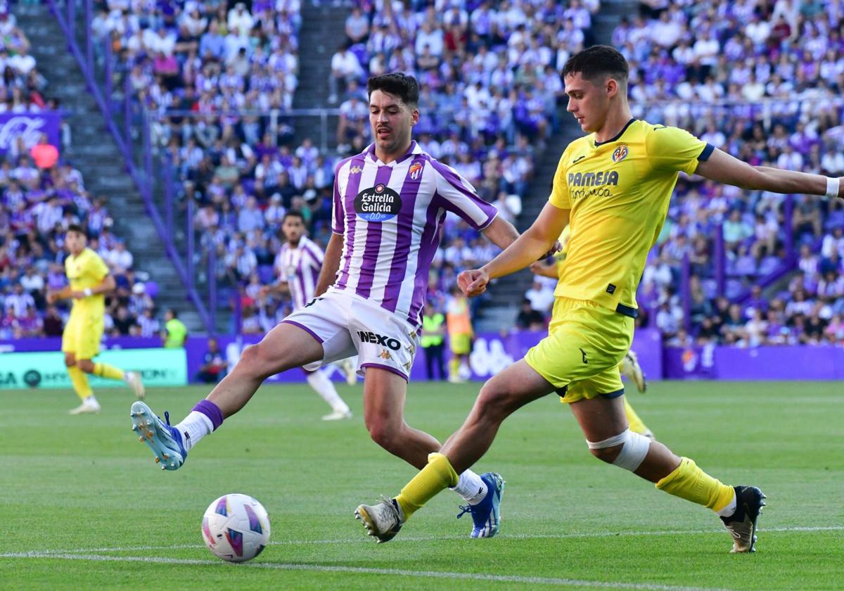 Víctor Meseguer trata de cortar un pase durante el Real Valladolid-Villarreal B.