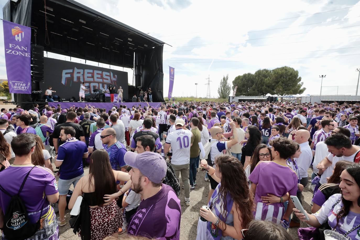 El ambiente en la &#039;fanzone&#039; blanquivioleta previo al partido, en imágenes