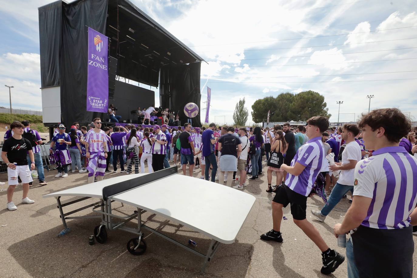 El ambiente en la &#039;fanzone&#039; blanquivioleta previo al partido, en imágenes