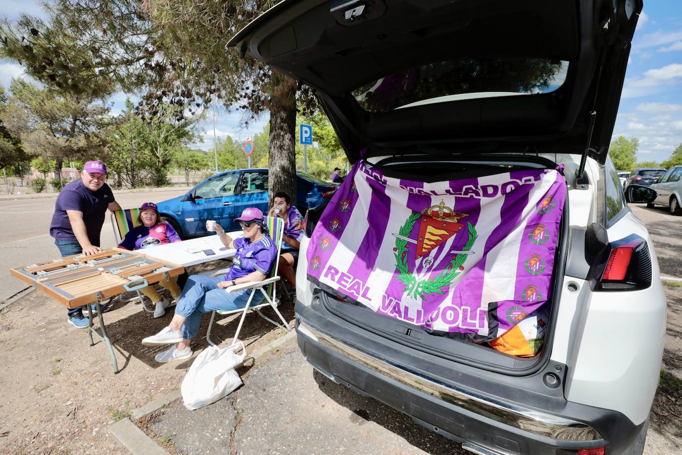 El ambiente en la &#039;fanzone&#039; blanquivioleta previo al partido, en imágenes