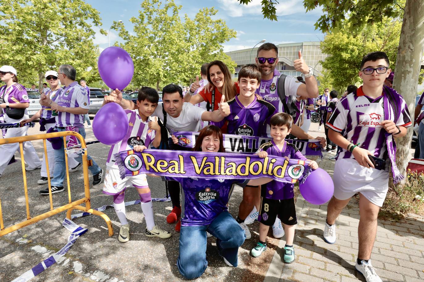 El ambiente en la &#039;fanzone&#039; blanquivioleta previo al partido, en imágenes