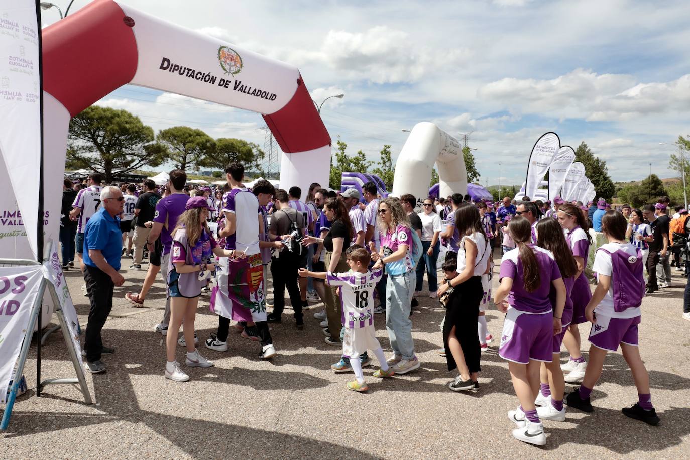 El ambiente en la &#039;fanzone&#039; blanquivioleta previo al partido, en imágenes