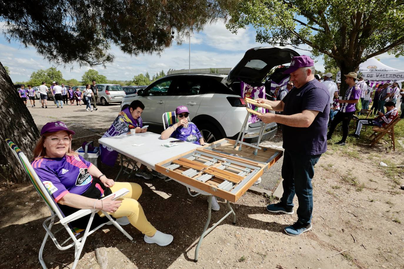 El ambiente en la &#039;fanzone&#039; blanquivioleta previo al partido, en imágenes