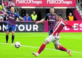 Campuzano marca el gol que dio medio ascenso al Pucela.