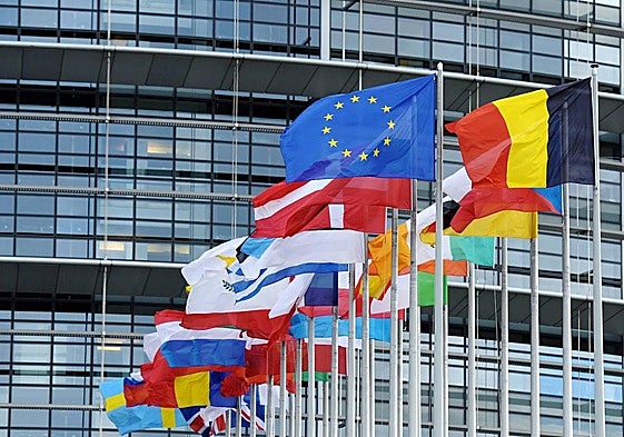 La bandera de la Unión Europea encabeza las de los países miembros ante la sede del Parlamento en Bruselas.