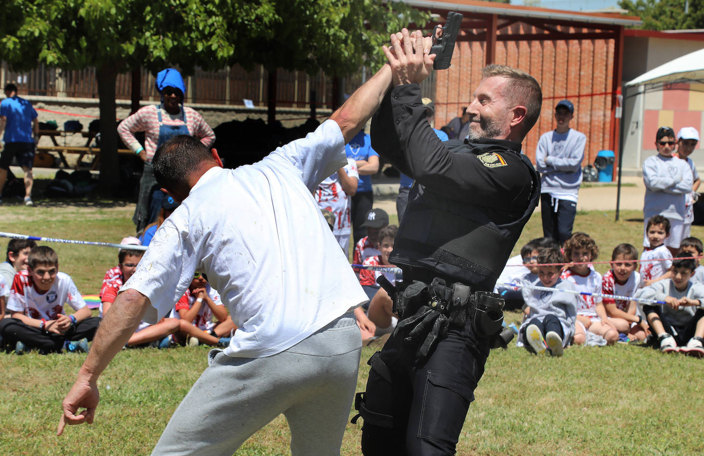 La Roca despide el curso con una exhibción de la Policía