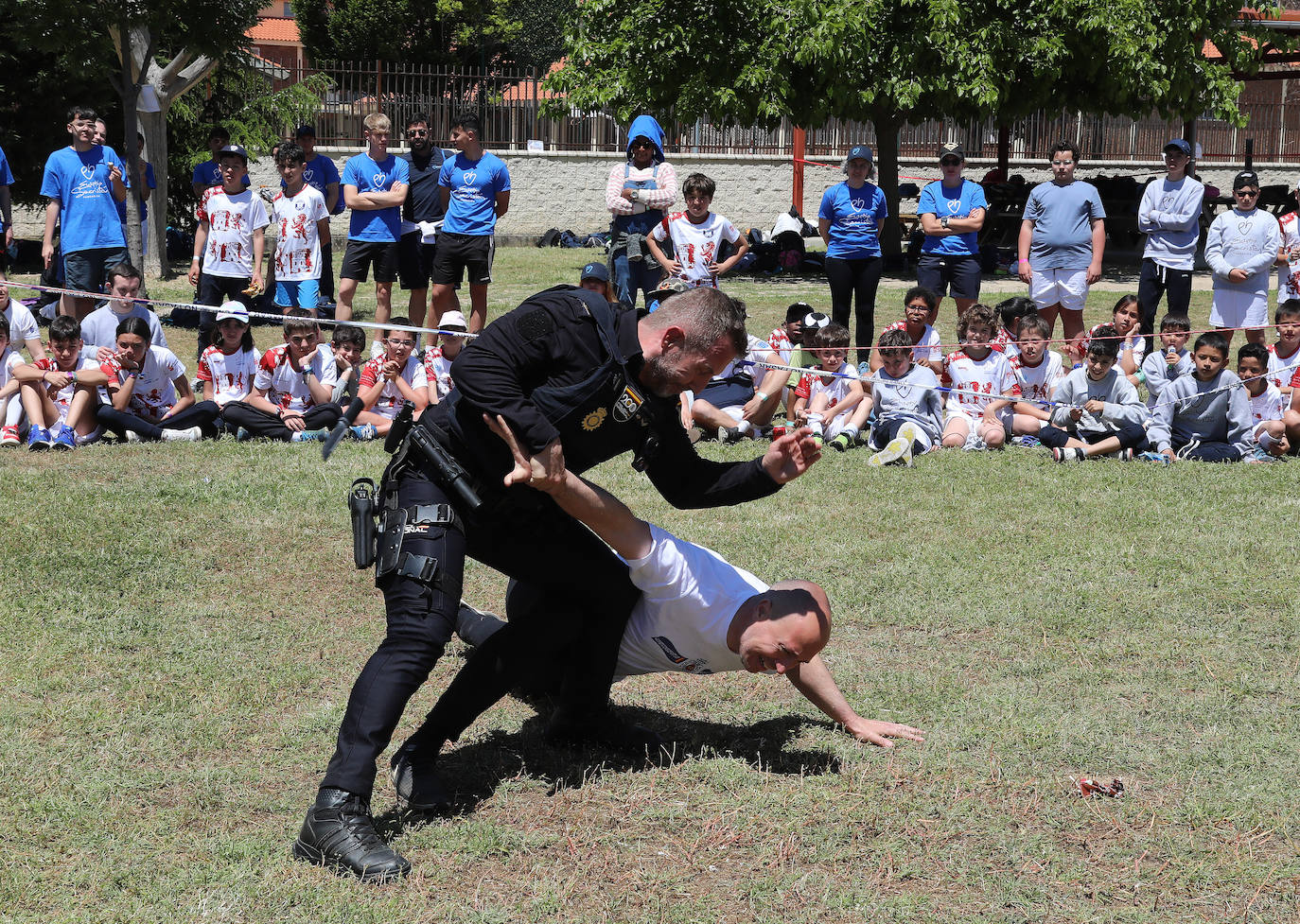 La Roca despide el curso con una exhibción de la Policía