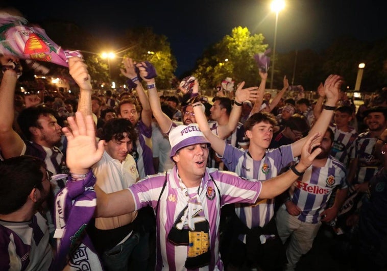 Aficionados del Real Valladolid expresan su júbilo en la plaza de Zorrilla tras la victoria contra el Villarreal B.