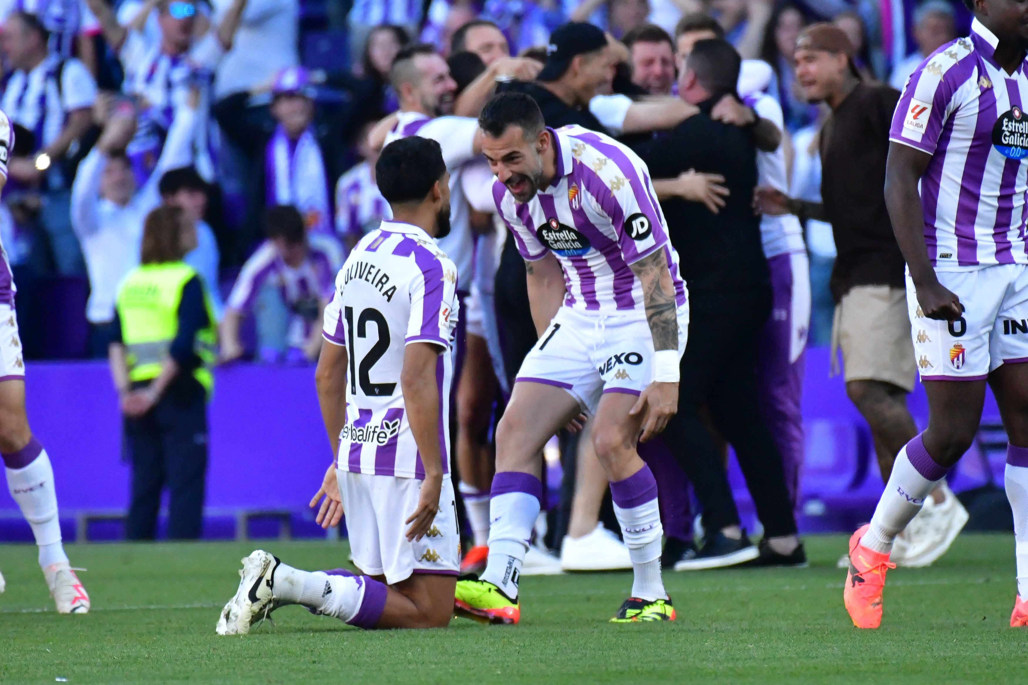 Oliveira celebra el ascenso con Negredo.