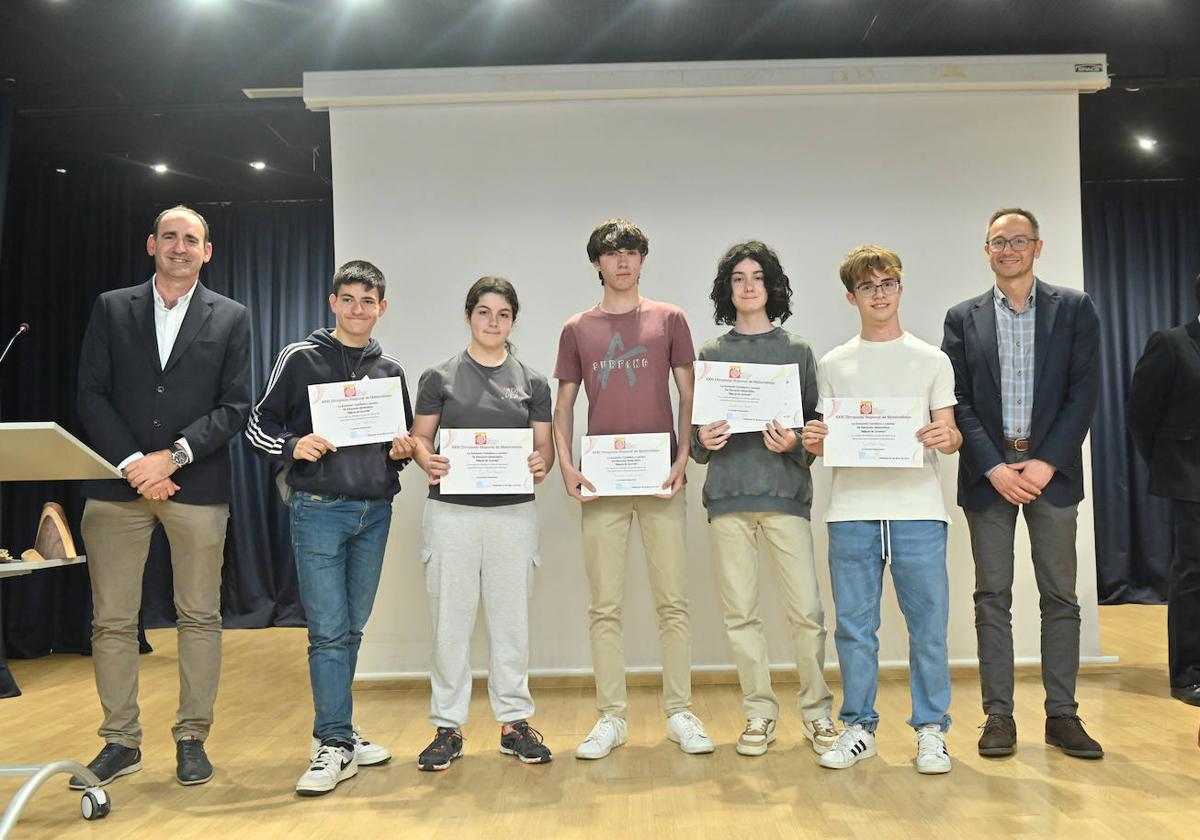 Francisco Javier Magdaleno, de la Consejería de Educación, los premiados Sergio Montes, Mar Maté, Fernando González, Samuel Vivar, Jaime Pablos y el concejal Víctor Martín.