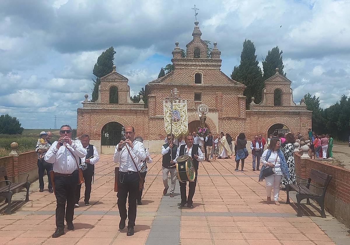 Los dulzaineros encabezan la procesión con la Virgen de la Paz.
