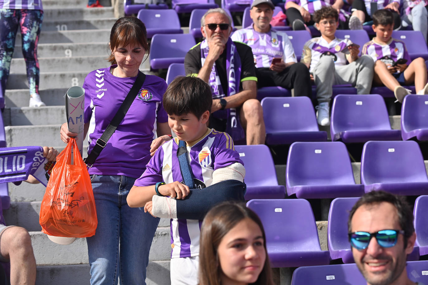 Búscate en la grada del Real Valladolid-Villarreal B (4/4)