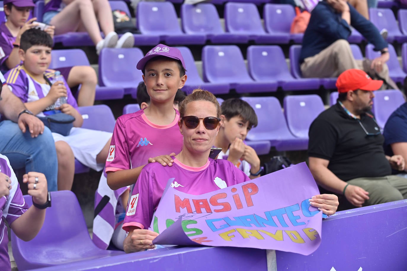 Búscate en la grada del Real Valladolid-Villarreal B (2/4)