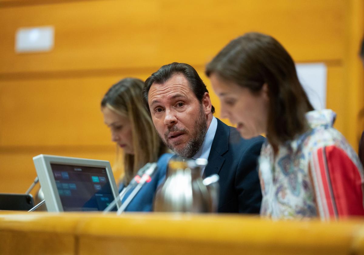 Óscar Puente, durante la Comisión de Transportes y Movilidad Sostenible en el Senado, este lunes.