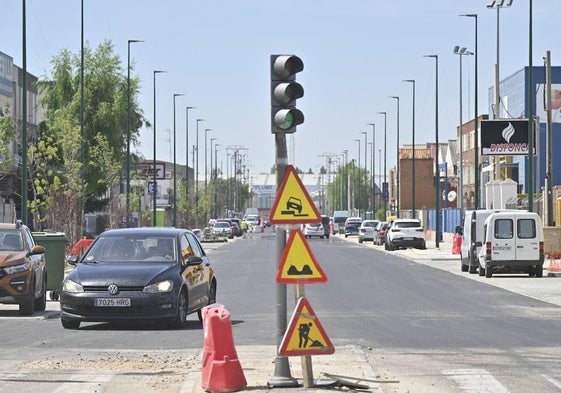 Acceso a la avenida El Norte de Castilla, ya asfaltada, desde Daniel del Olmo.