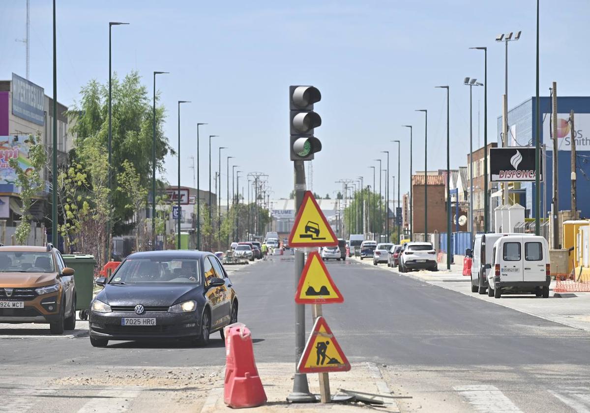 Acceso a la avenida El Norte de Castilla, ya asfaltada, desde Daniel del Olmo.