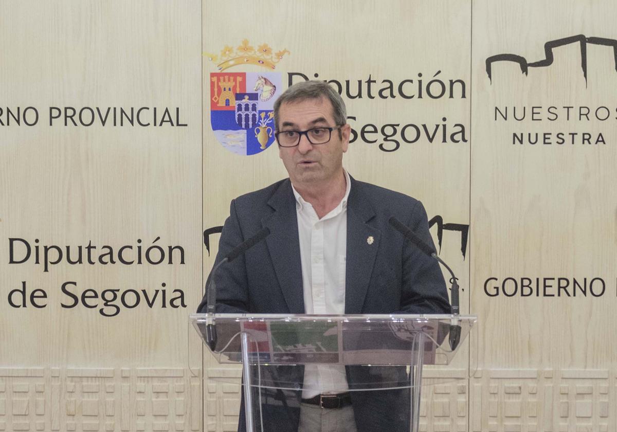 El diputado Jaime Pérez, durante el anuncio del reconocimiento en ciberseguridad.