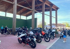 Motos aparcadas en el frontón.