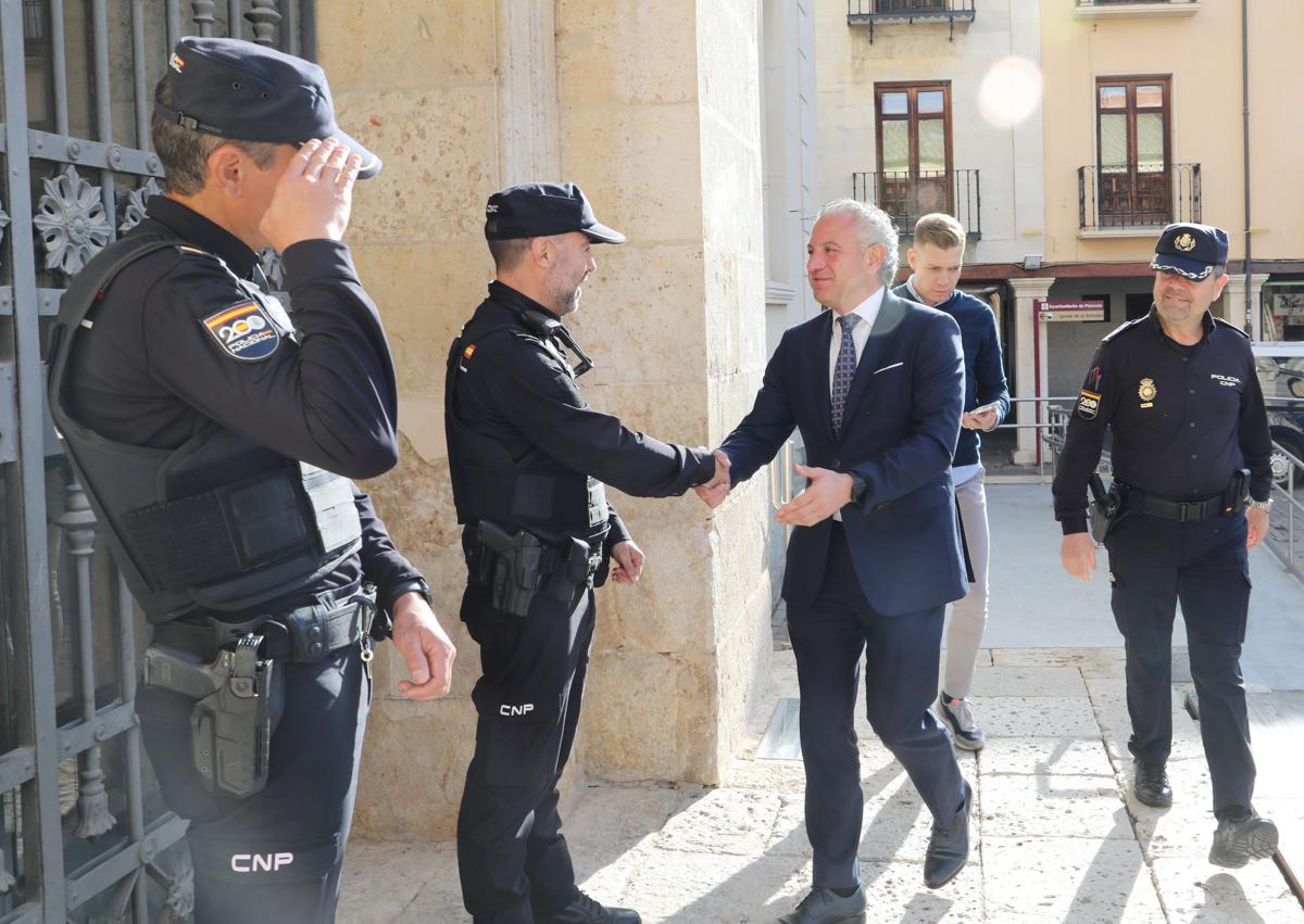 Imagen secundaria 1 - Recepción en el Ayuntamiento y en la Subdelegación del Gobierno.