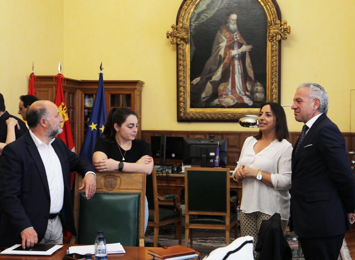 Imagen principal - Recepción en el Ayuntamiento y en la Subdelegación del Gobierno.