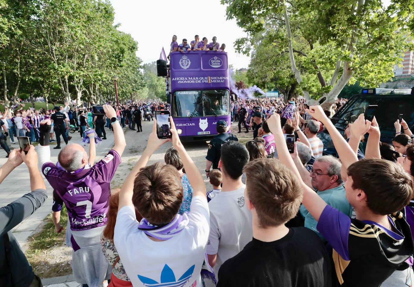 El autobús del Real Valladolid toma las calles de la ciudad