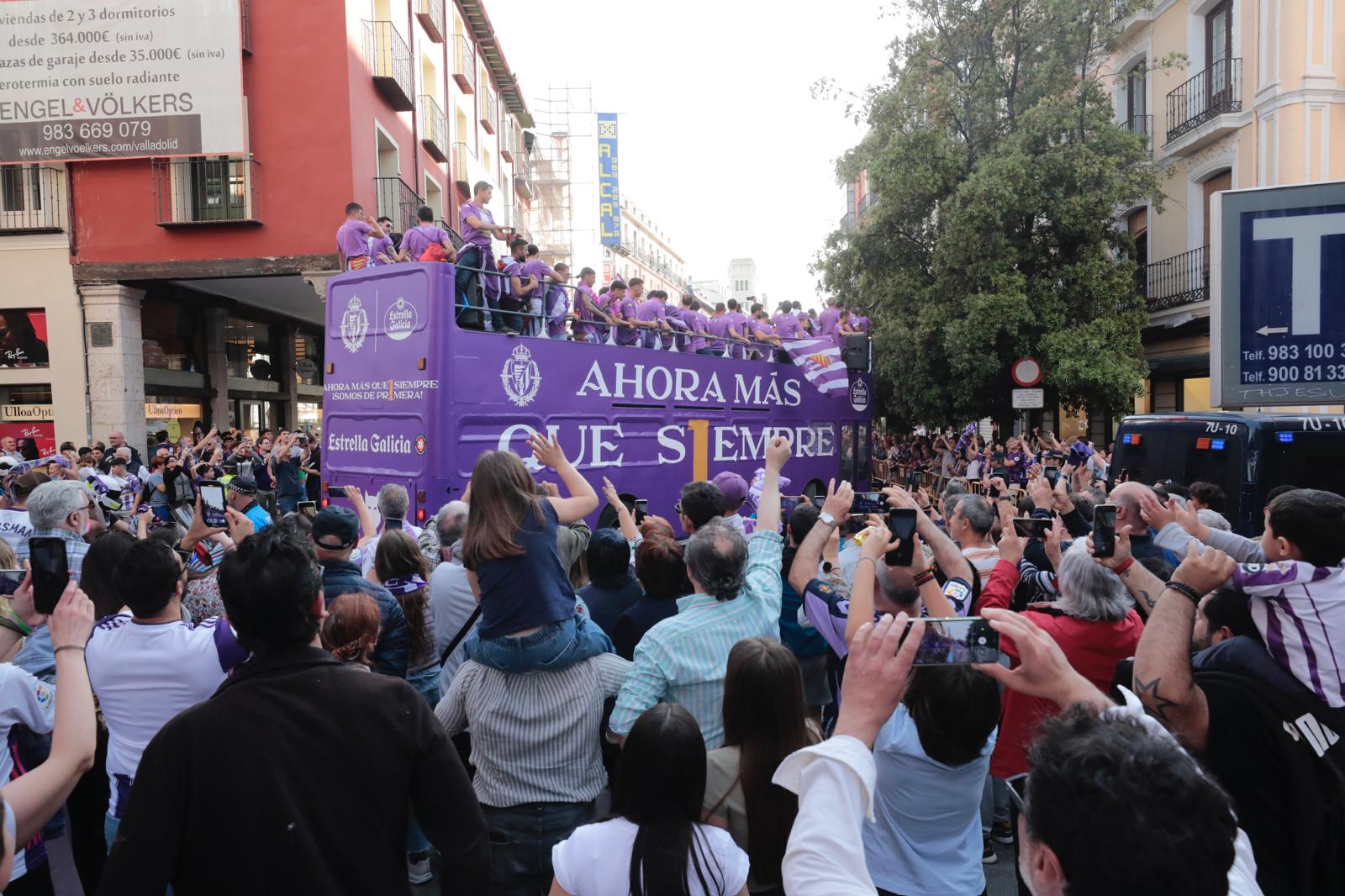 El autobús del Real Valladolid toma las calles de la ciudad