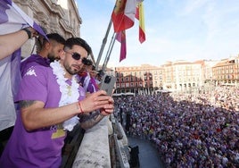 El futbolista Monchu hace fotos a la afición desde el Ayuntamiento de Valladolid