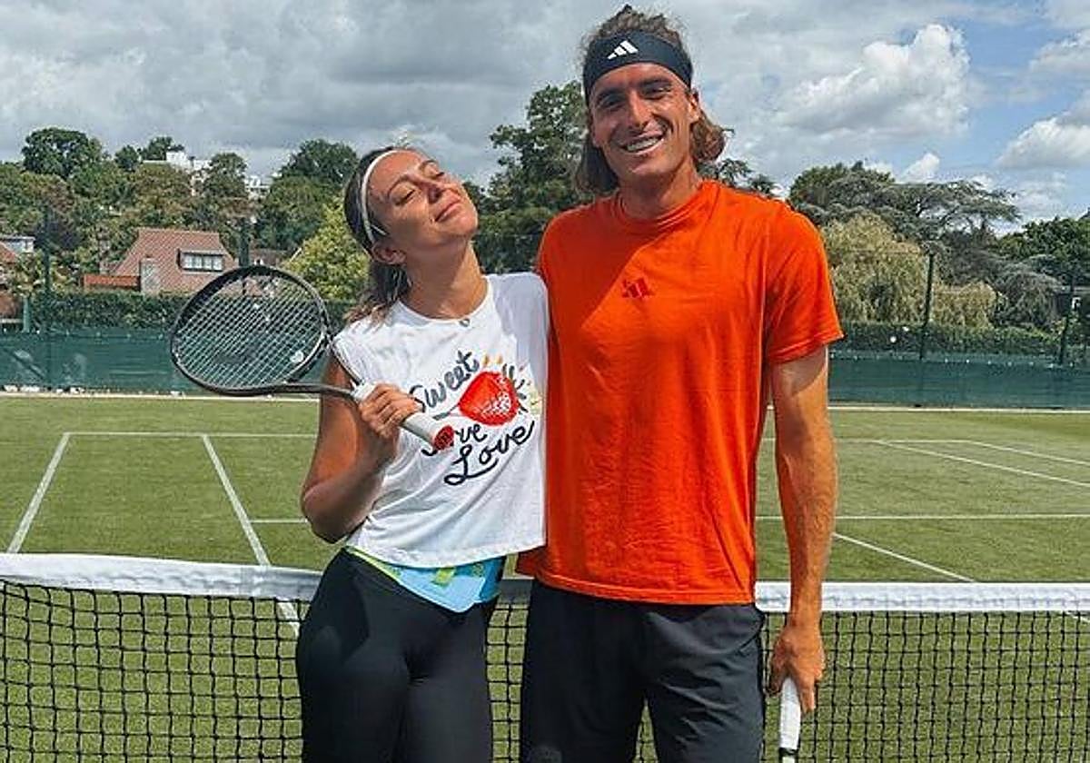 Stéfanos Tsitsipás junto a Paula Badosa.