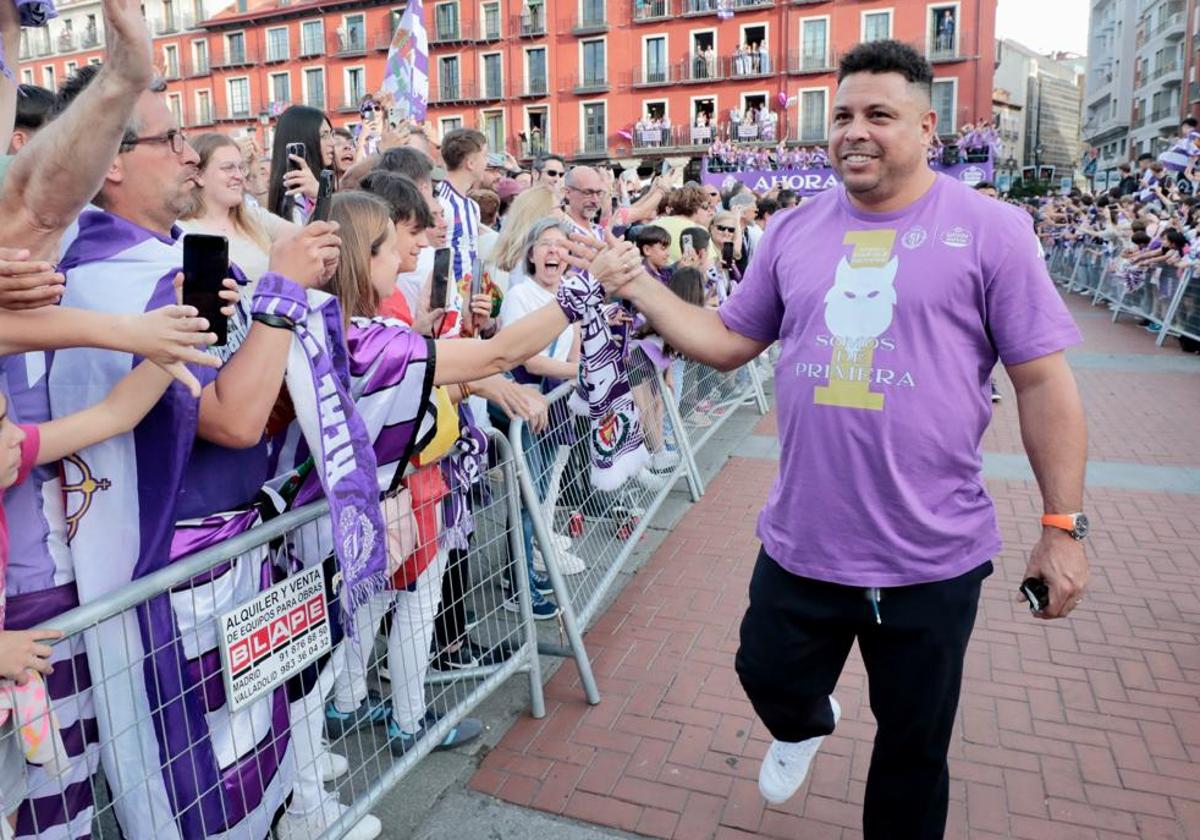 Ronaldo Nazário saluda a los aficionados a la llegada del equipo a la Plaza Mayor de Valladolid