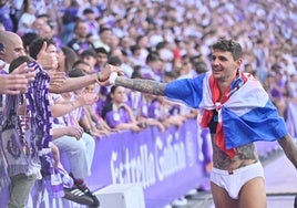 Juric celebra el éxito con los aficionados.