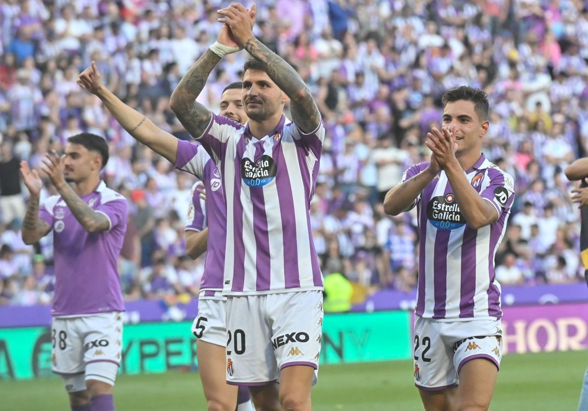 Los jugadores celebran el ascenso con la afición en Zorrilla.