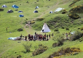 Imagen de la Rainbow Family en el paraje de la montaña de Cerulleda.