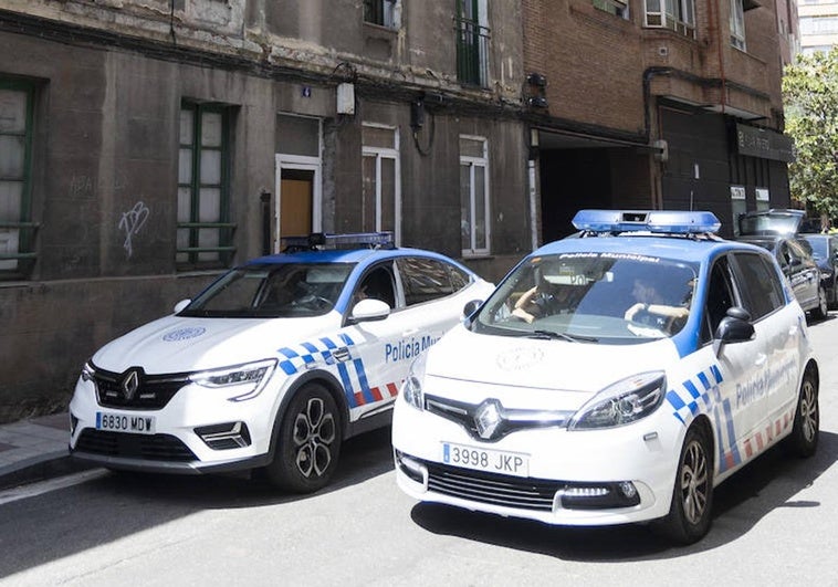 Dos patrullas de la Policía Municipal se dan el relevo este lunes por la mañana a las puertas de Olmedo 4.