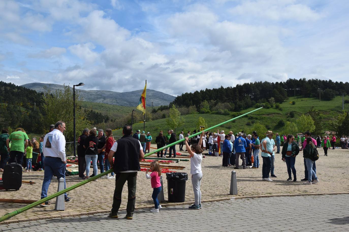 Los pendones ondean al viento en Guardo