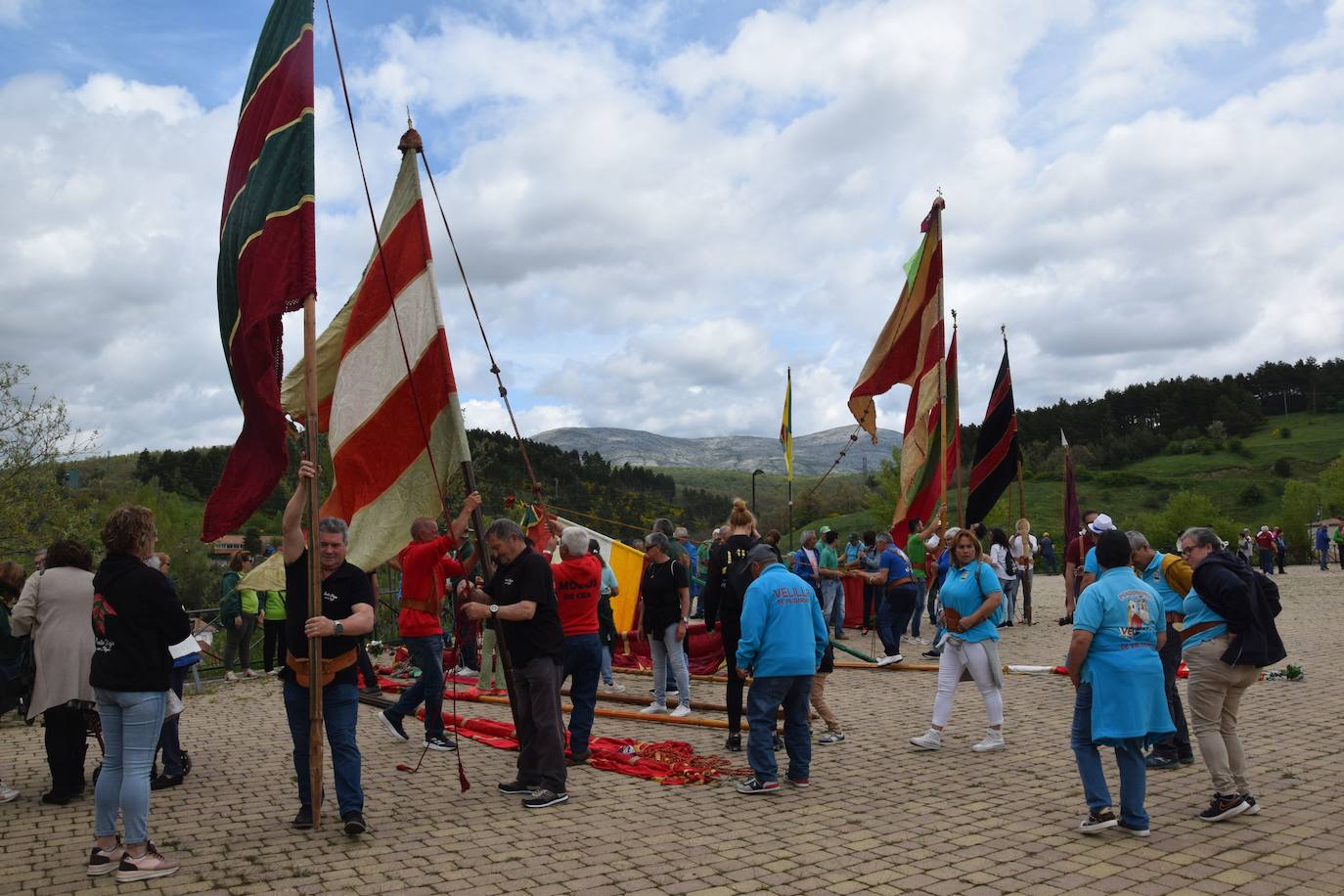 Los pendones ondean al viento en Guardo