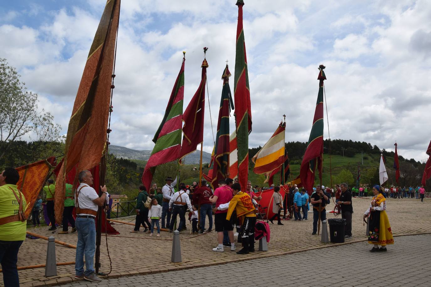 Los pendones ondean al viento en Guardo