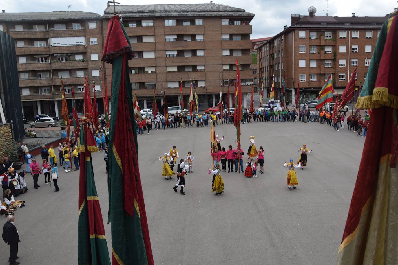 Los pendones ondean al viento en Guardo