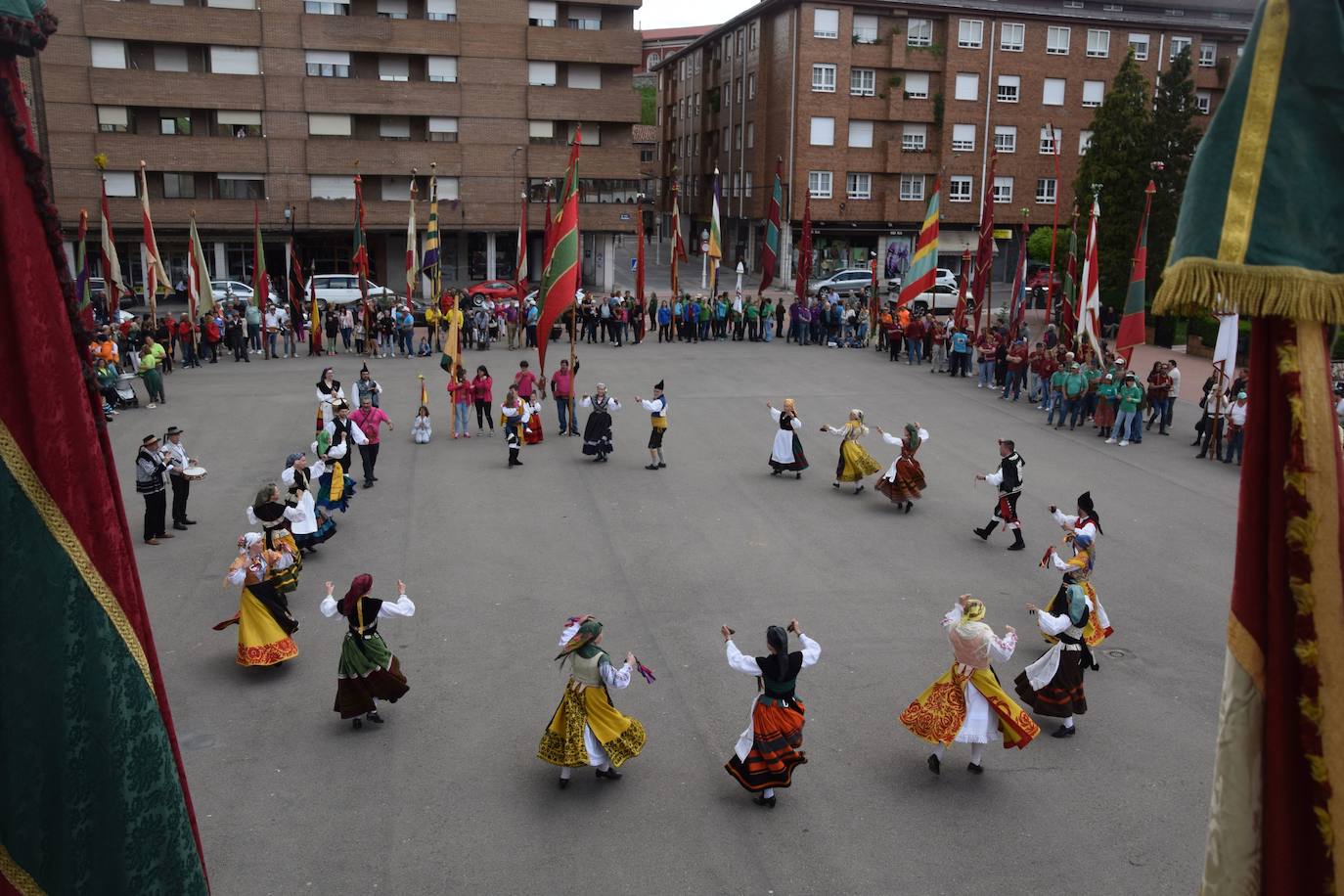 Los pendones ondean al viento en Guardo