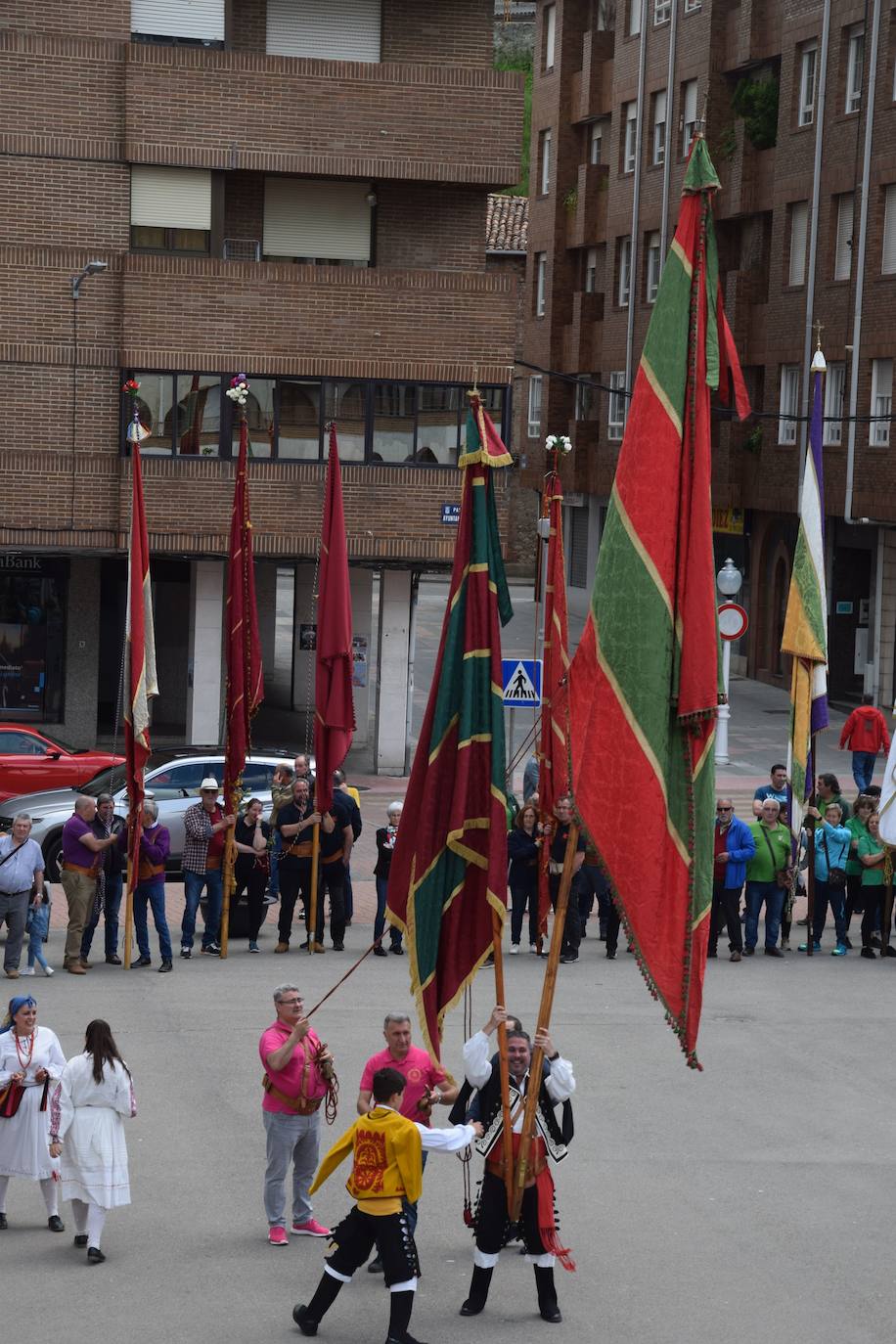 Los pendones ondean al viento en Guardo