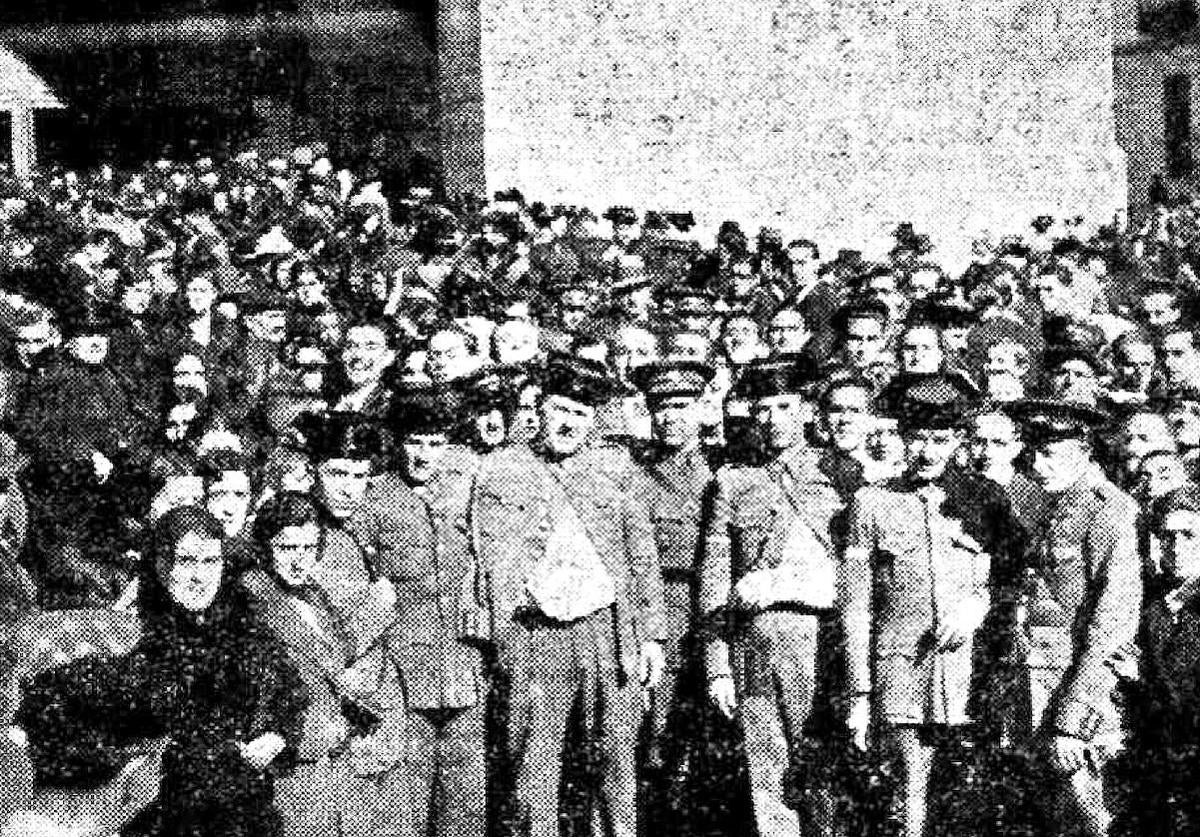 Los vallisoletanos arropan a los agentes que sobrevivieron a los disturbios de la revolución de Asturias a la salida del funeral por los trece fallecidos celebrado en San Benito del 31 de octubre de 1934.