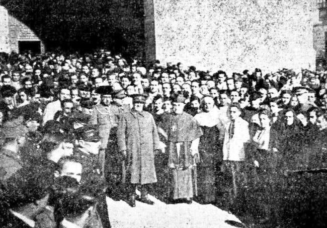 Autoridades y asistentes a la salida del funeral por los fallecidos en San Benito del 31 de octubre de 1934.